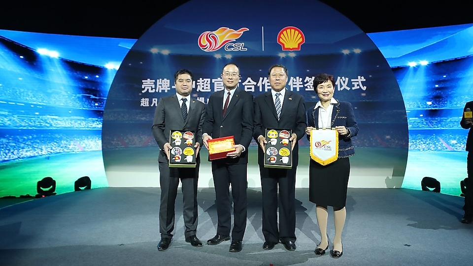 Shell and Super companies exchange gifts