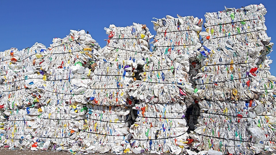 废物处理厂中成堆的塑料袋