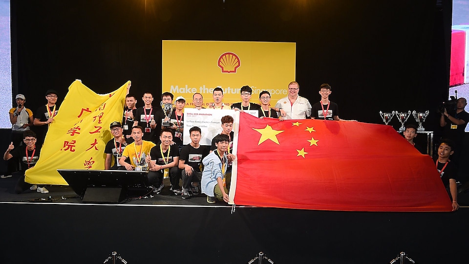 华南理工大学广州学院的同学们在台上领奖