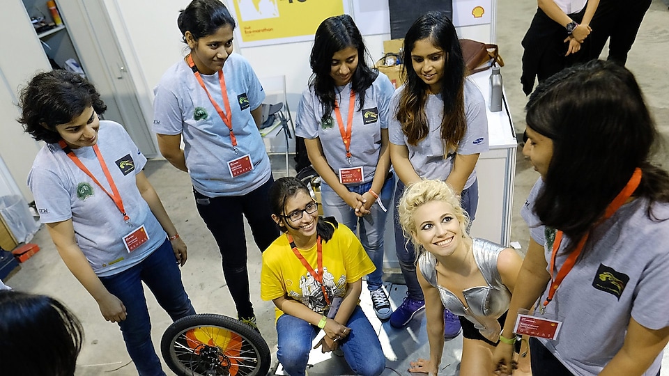 国际明星Pixie Lott与来自印度的全女生车队Panthera进行沟通