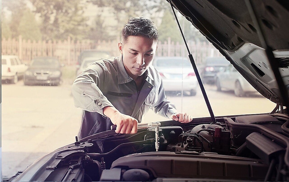 修理汽车的机械师