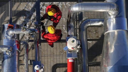 Two Shell employee working at process facility in China