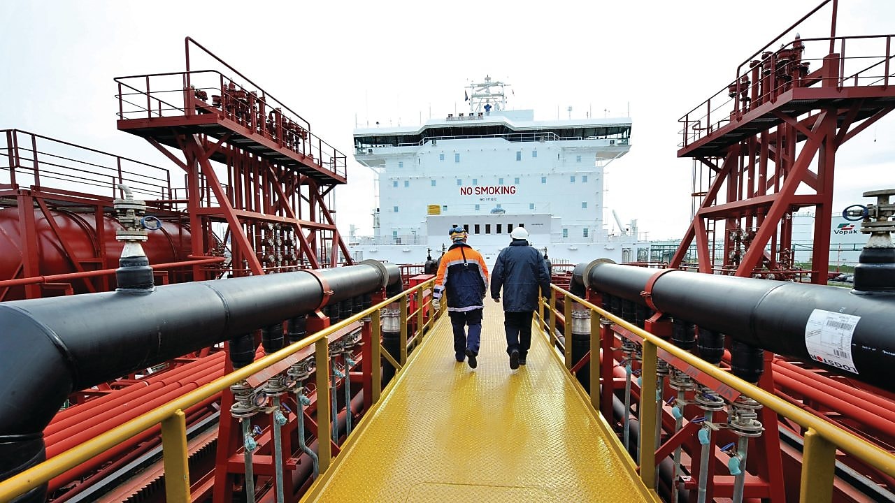 两个人在夹板上前行