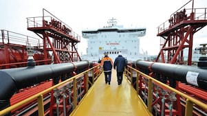 两个人在夹板上前行