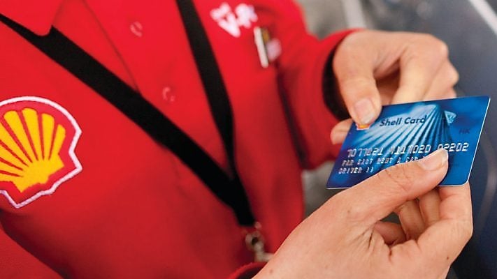 壳牌员工手持壳牌车队卡