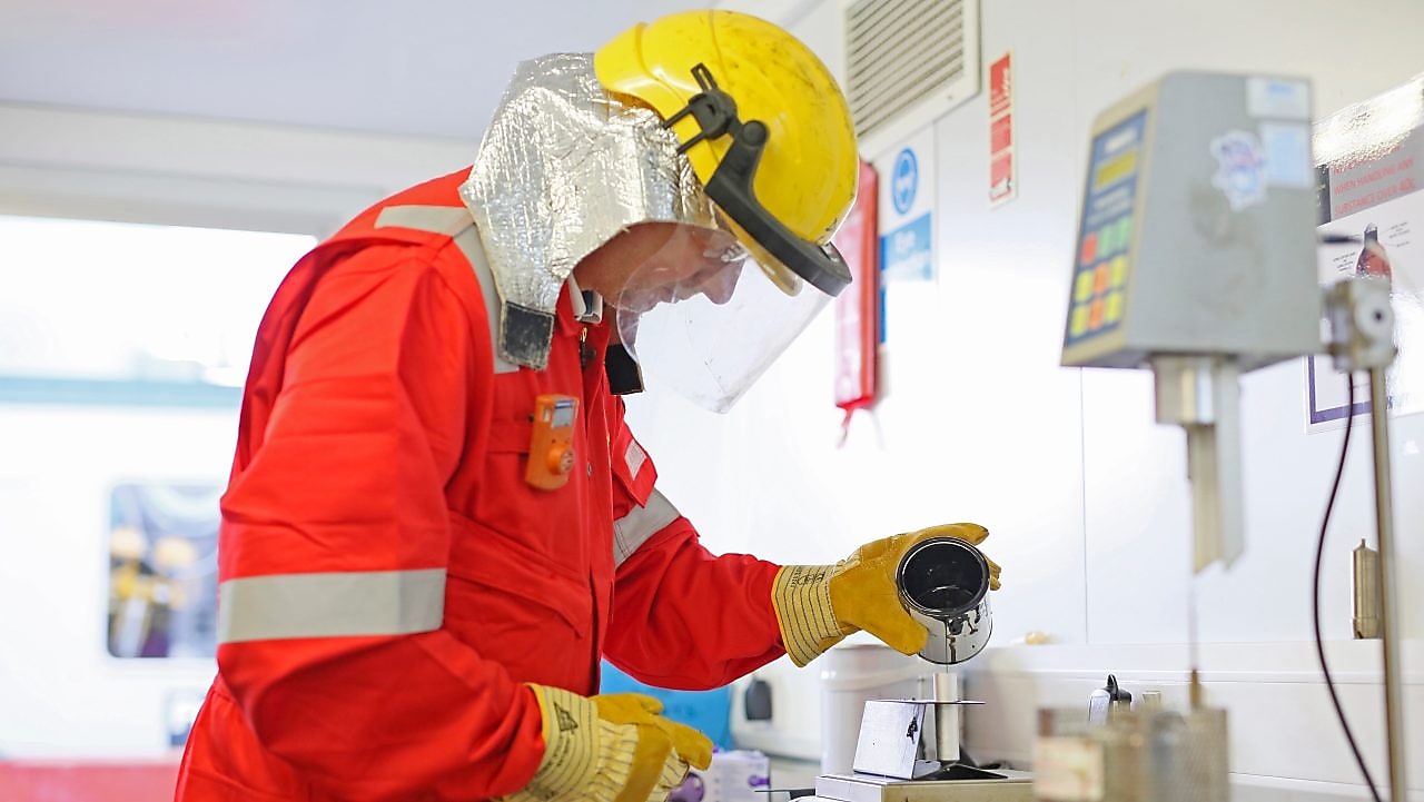 壳牌工作人员在现场工作