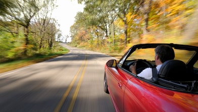 在道路上行驶的车辆