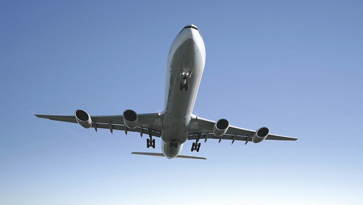 飞机在天空中飞翔