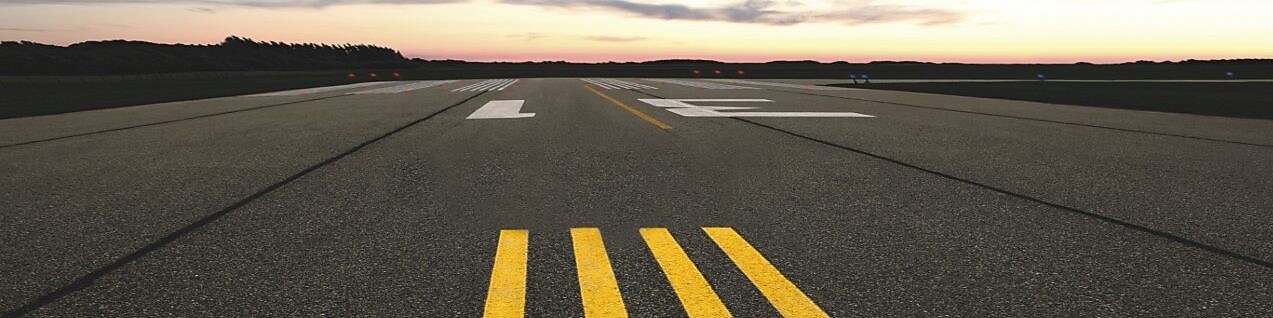 飞机在天空中飞翔