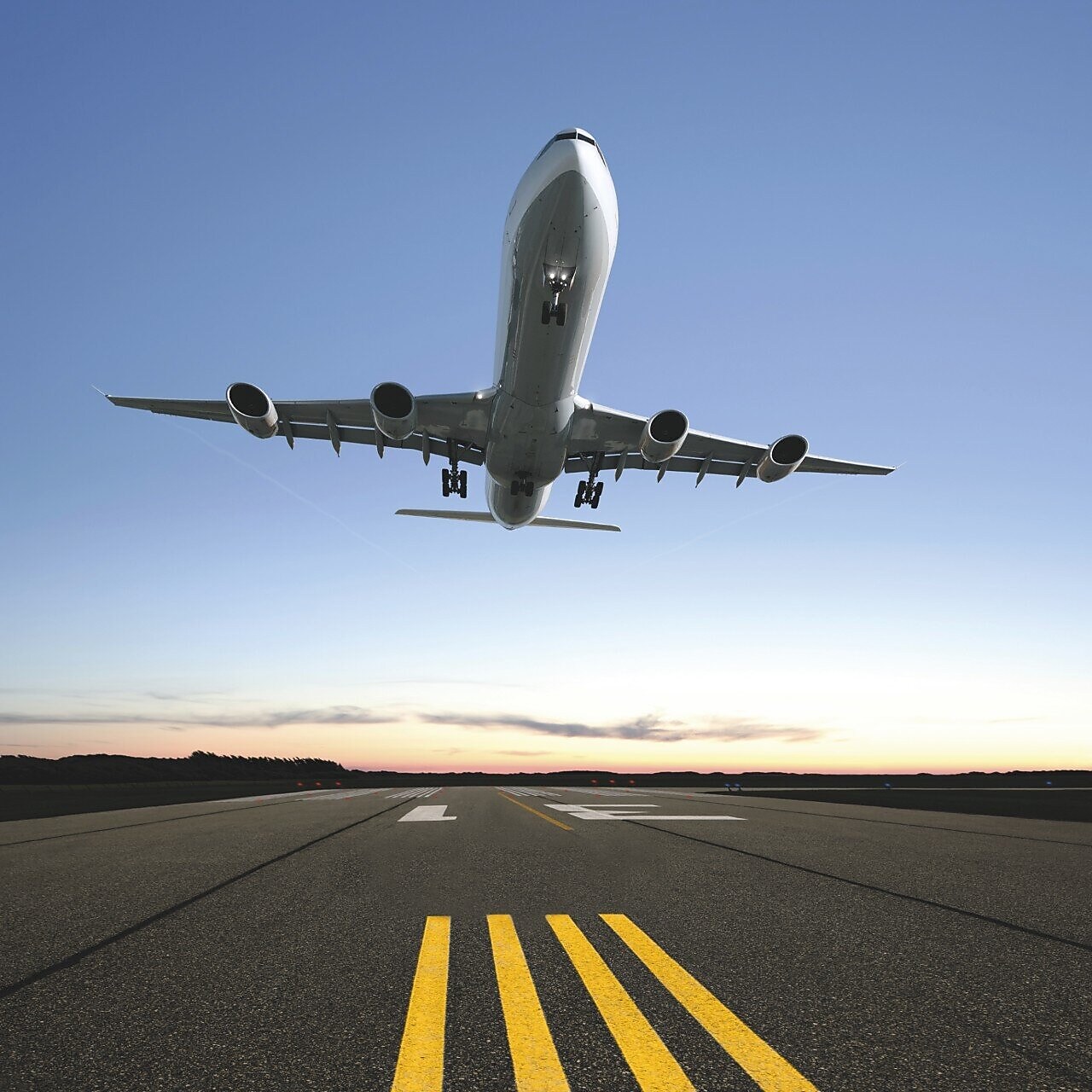 飞机在天空中飞翔