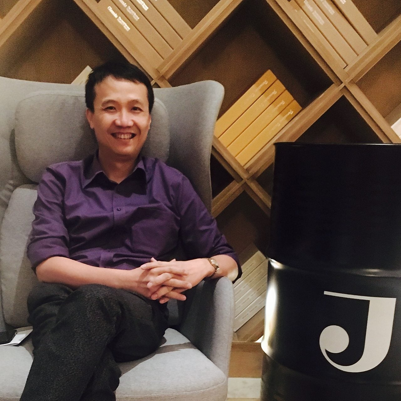 在椅子上坐着的人 