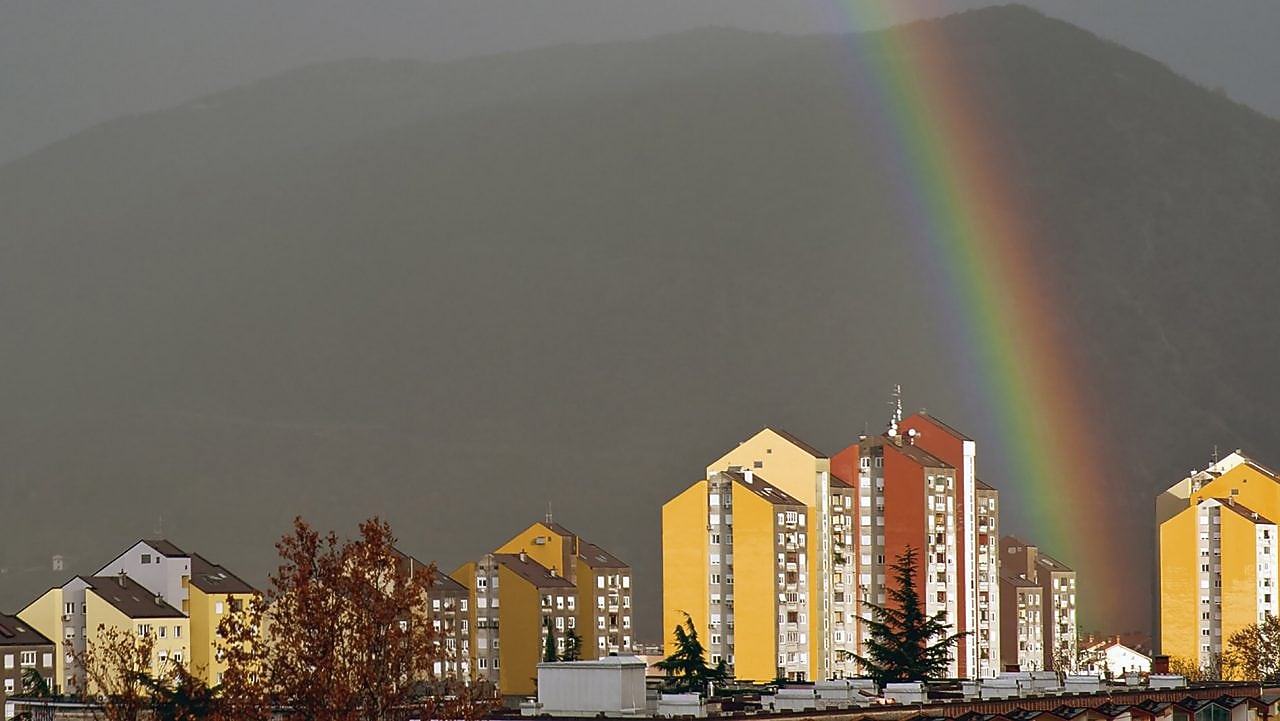 彩虹出现在楼宇间