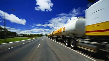 车辆在公路上行驶