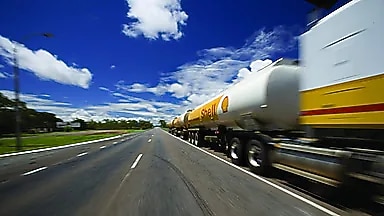 车辆在公路上行驶