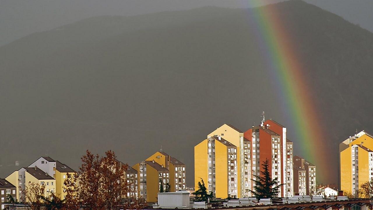 彩虹出现在楼宇间