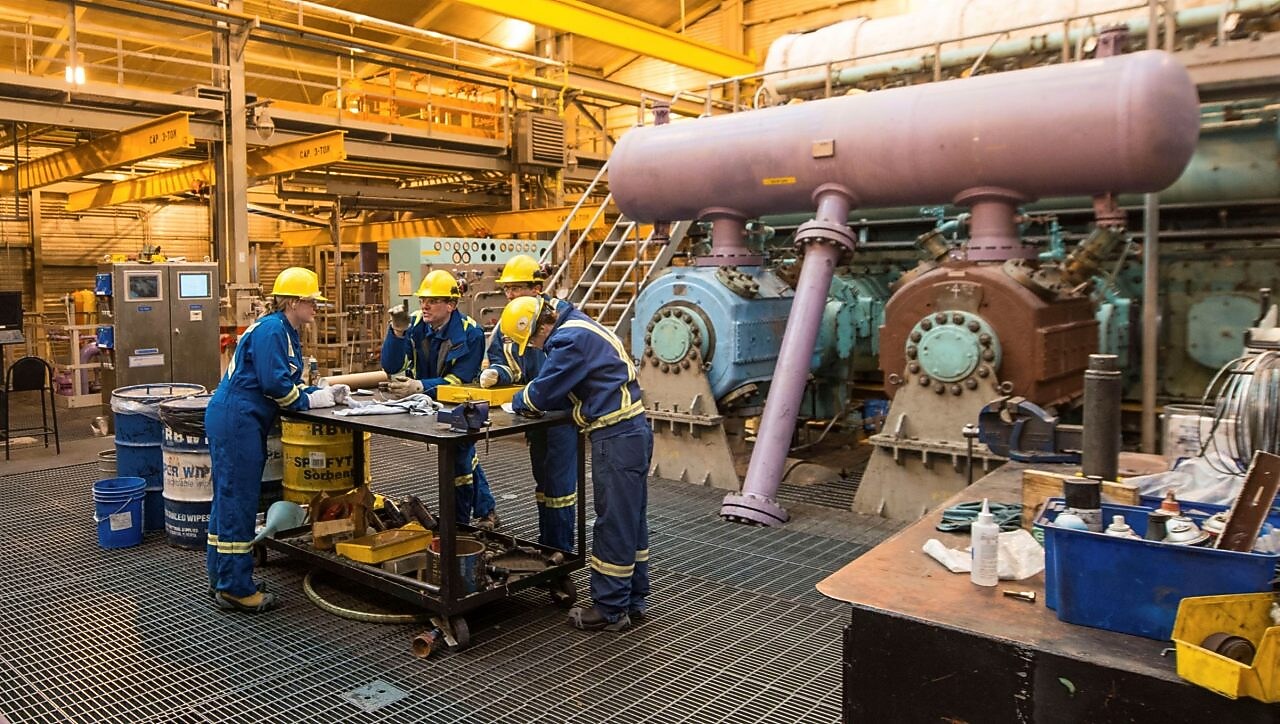 Team meeting at a Shell gas plant.