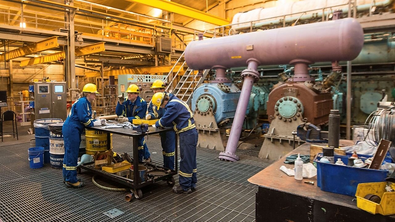 Team meeting at a Shell gas plant.