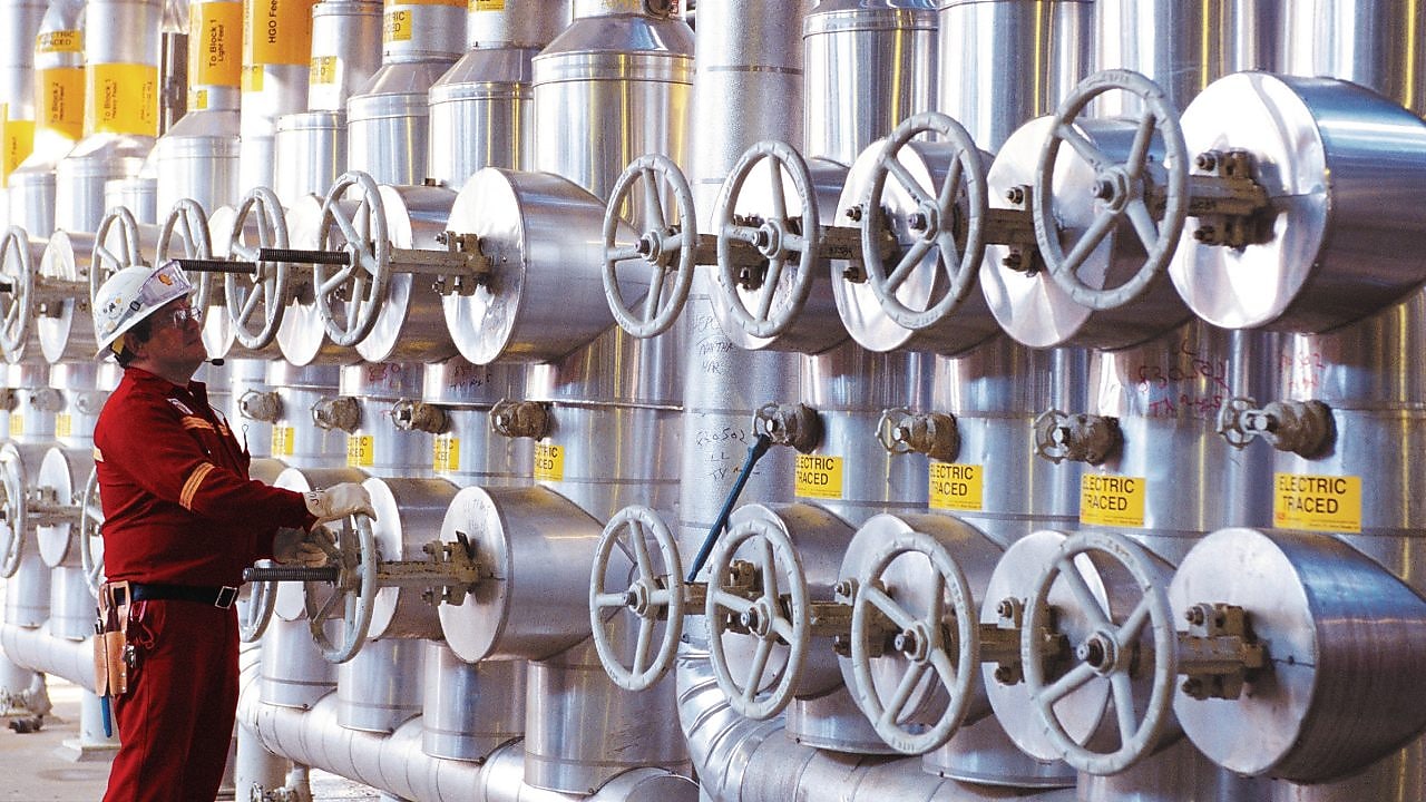 Shell worker oversees a hydrogenation plant
