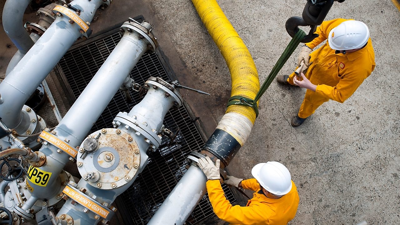 Aerial view of two Shell employees.