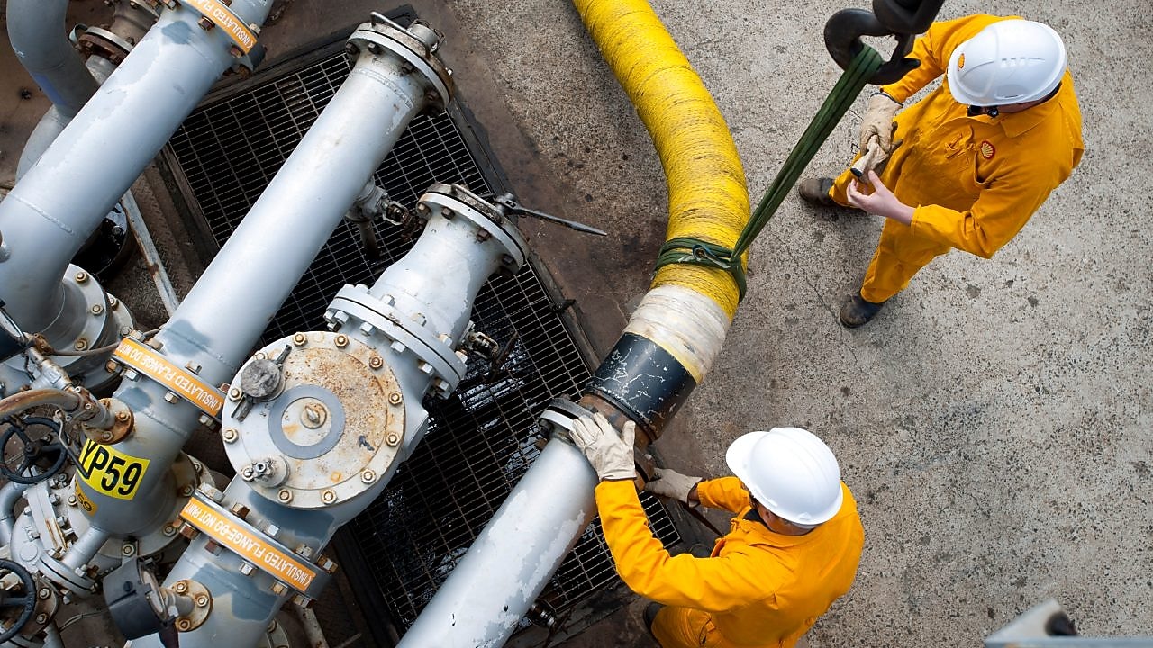 Aerial view of two Shell employees.