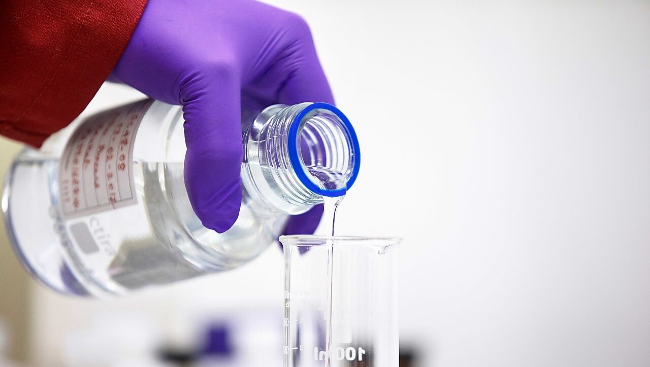 IH2 technology at Poder Process lab where sample is poured into beaker