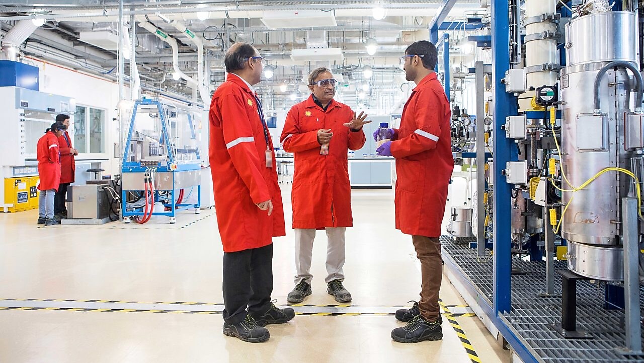 Colleagues discuss hydropyrolysis results from IH2 equipment