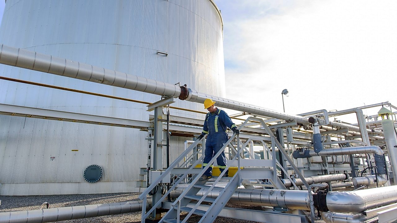 Sulphur recovery technologist leaves plant