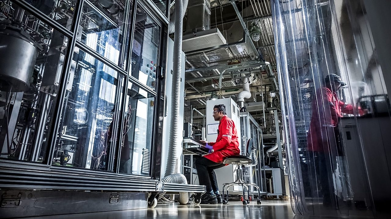 Shell technologists discussing the CANSOLV process