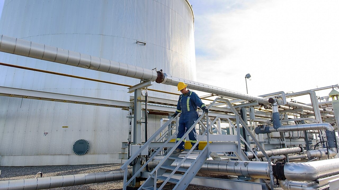 Operatives review sulphur degassing performance during inspection