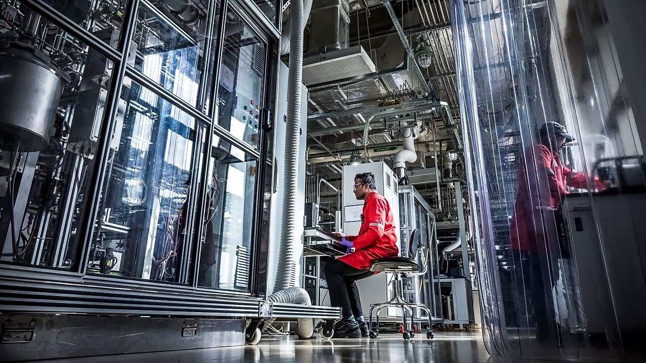 Shell technologists discussing the CANSOLV process