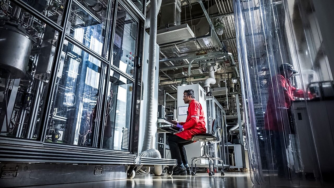 Shell technologists discussing the CANSOLV process