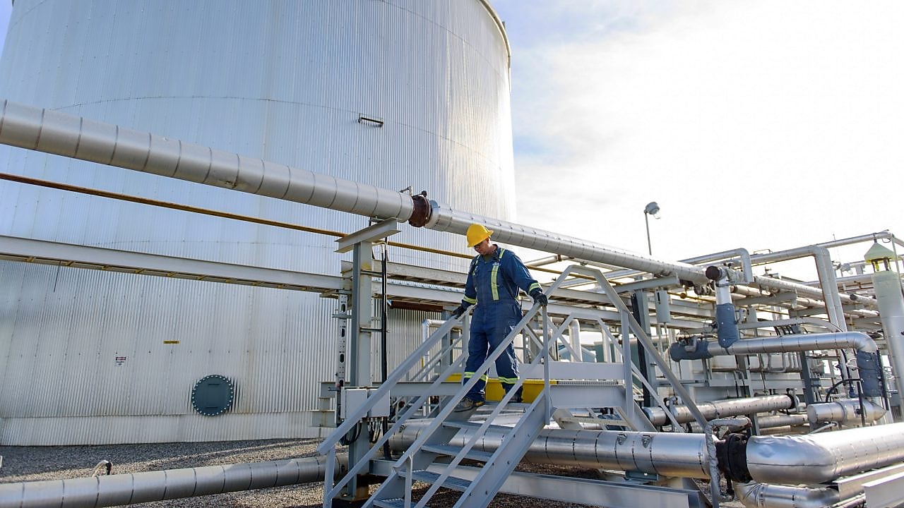 Sulphur recovery technologist leaves plant