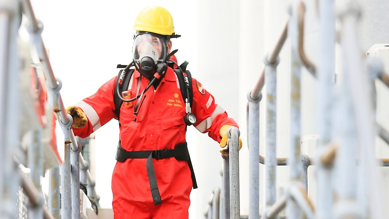 Shell Sulfinol Operator on top of Bitumen tank for taking stock