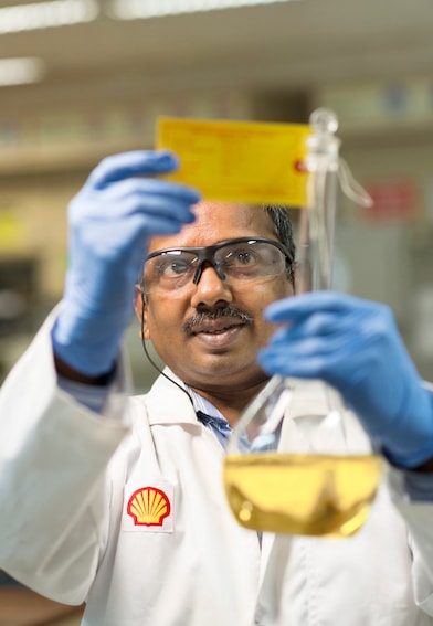 Shell Catalysts and Technologies scientist working in a lab