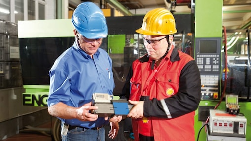 在现场交谈的工人