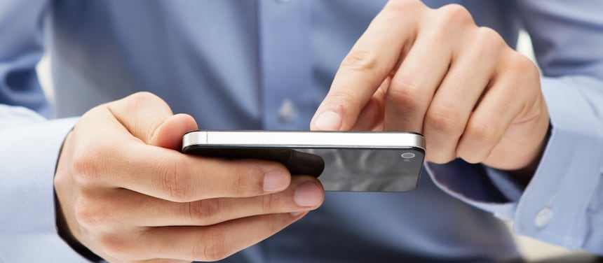 男人在他的手机上滑动手指