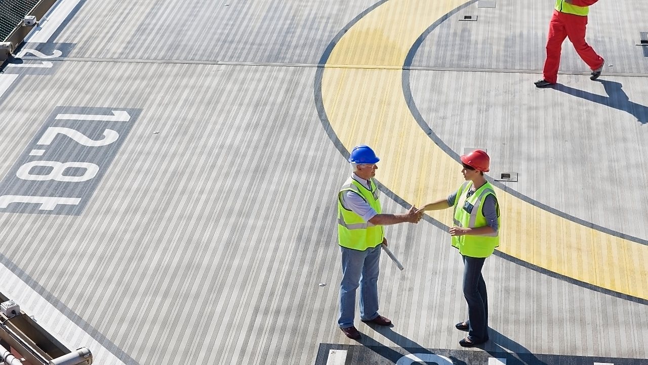 两位壳牌员工在合作中握手。