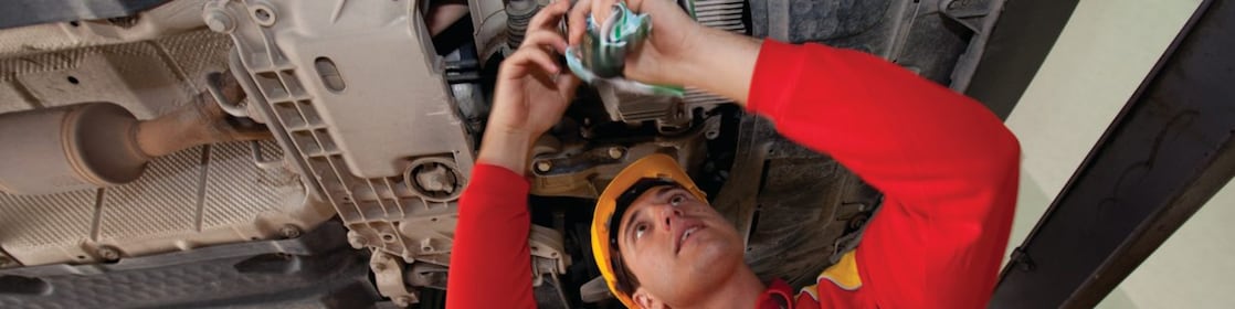 正在装配汽车零部件的员工