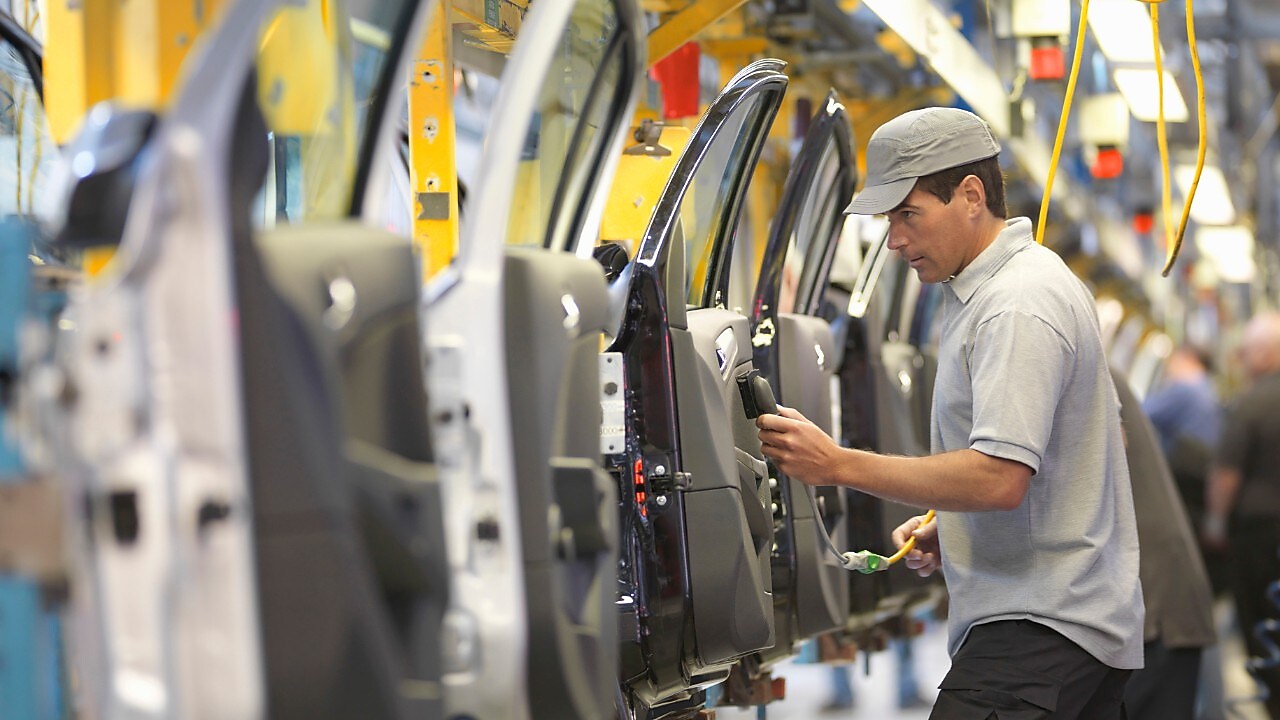 手拿电线查看机器的工人