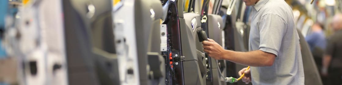 手拿电线查看机器的工人