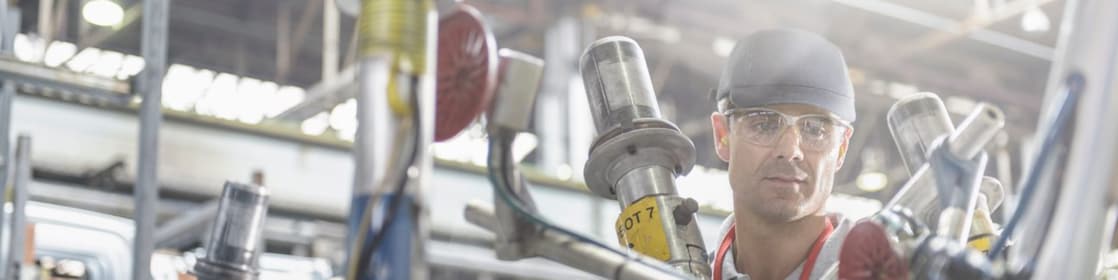 正在使用壳牌润滑油的工程师 