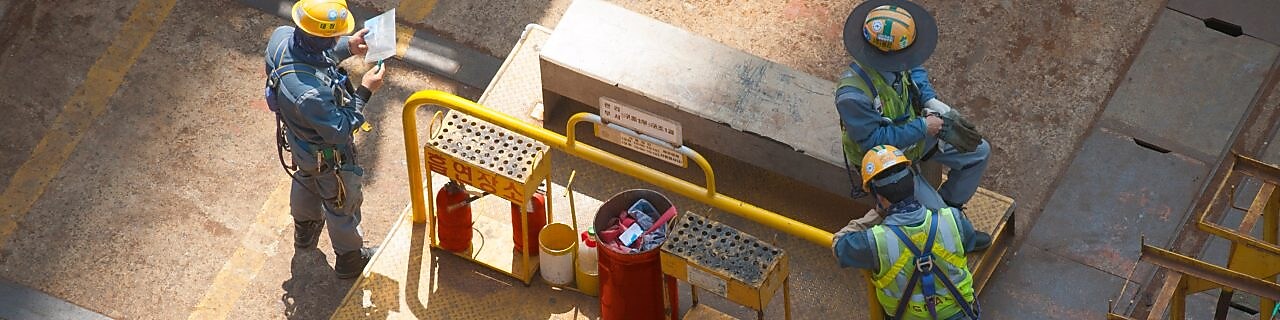 工程师在施工现场工作