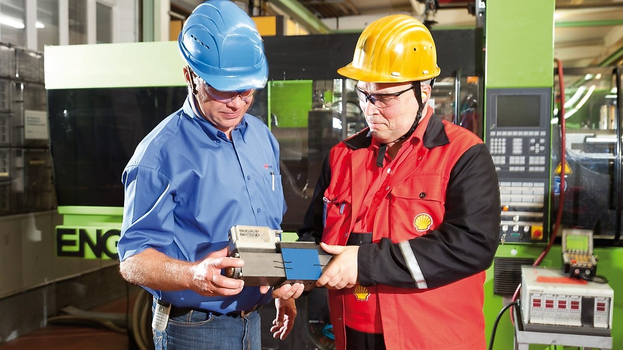 在现场交谈的工人