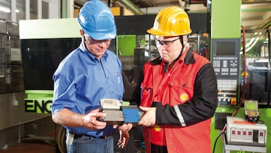 在现场交谈的工人