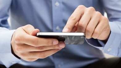 男人在他的手机上滑动手指