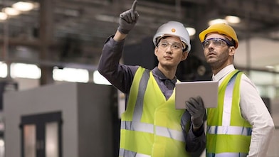 两个员工在工厂中工作