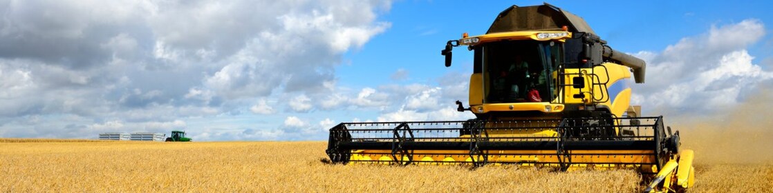 联合收割机正在收割玉米