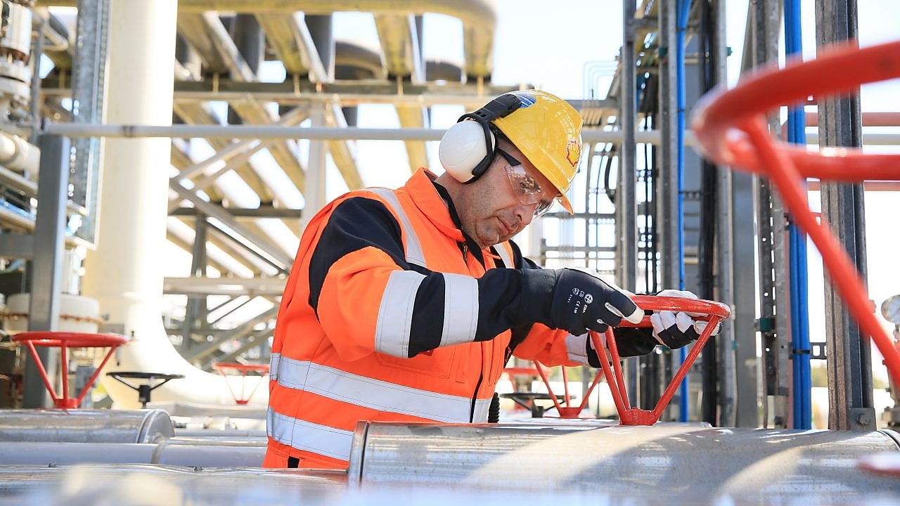 在天然气厂工作的壳牌工程师