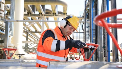 在天然气厂工作的壳牌工程师