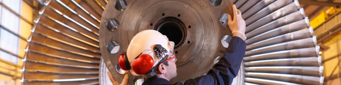 工人在校准风扇